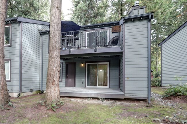 Building Photo - Updated 2 Bedroom Bellevue Condo is Available!