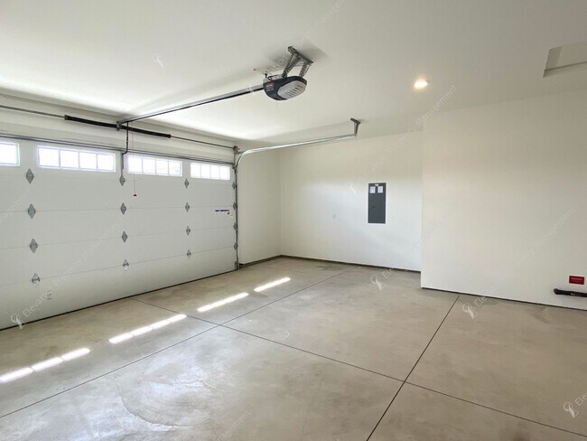 Building Photo - Brand NEW Pahlisch 3 BR - 2BA Home in Southeast Bend