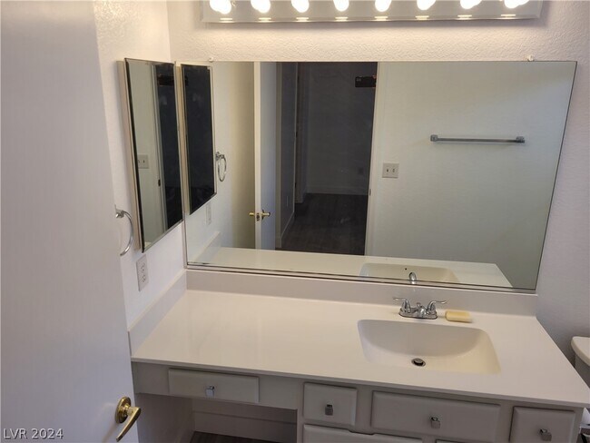 Building Photo - 9605 Sundial Dr