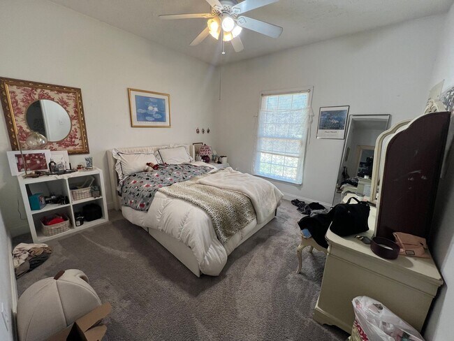 Building Photo - 4 Bedroom/4 Bathroom House!