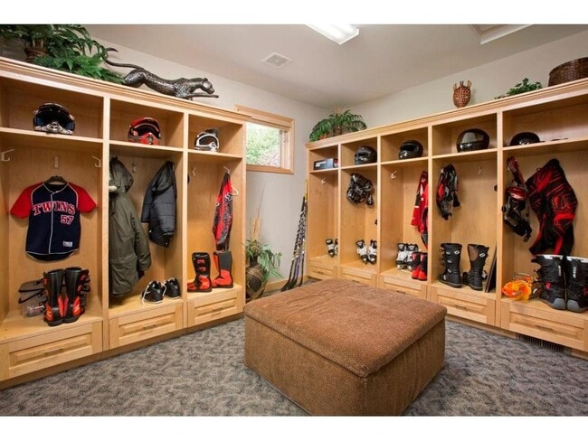 Building Photo - 1215 Oakview Rd