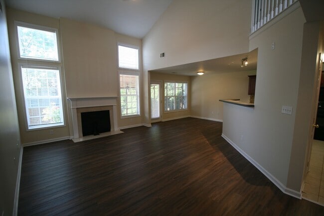 Building Photo - Willow Bend Home. 1st Floor Primary Bedroo...