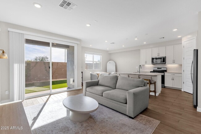 Building Photo - 5823 E Rose Garden Ln