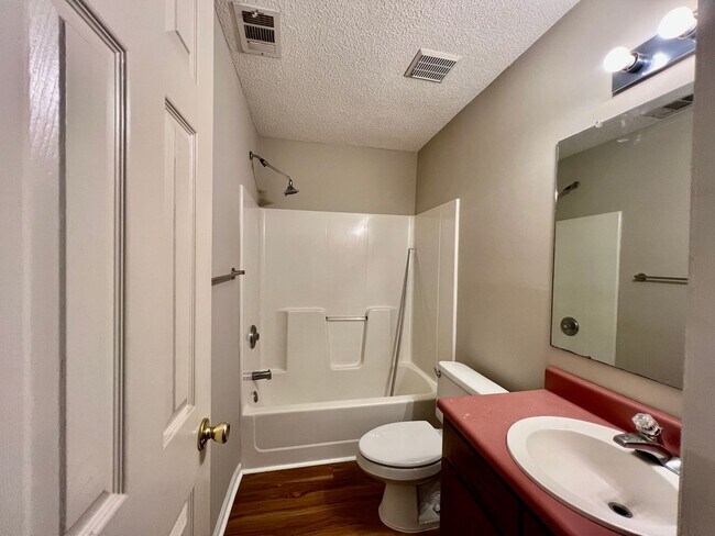 Building Photo - 3 bedroom 2.5 bath home
