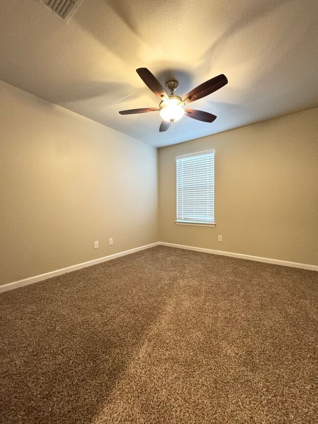 Building Photo - Luxury Townhouse in Vista Ridge Subdivision!