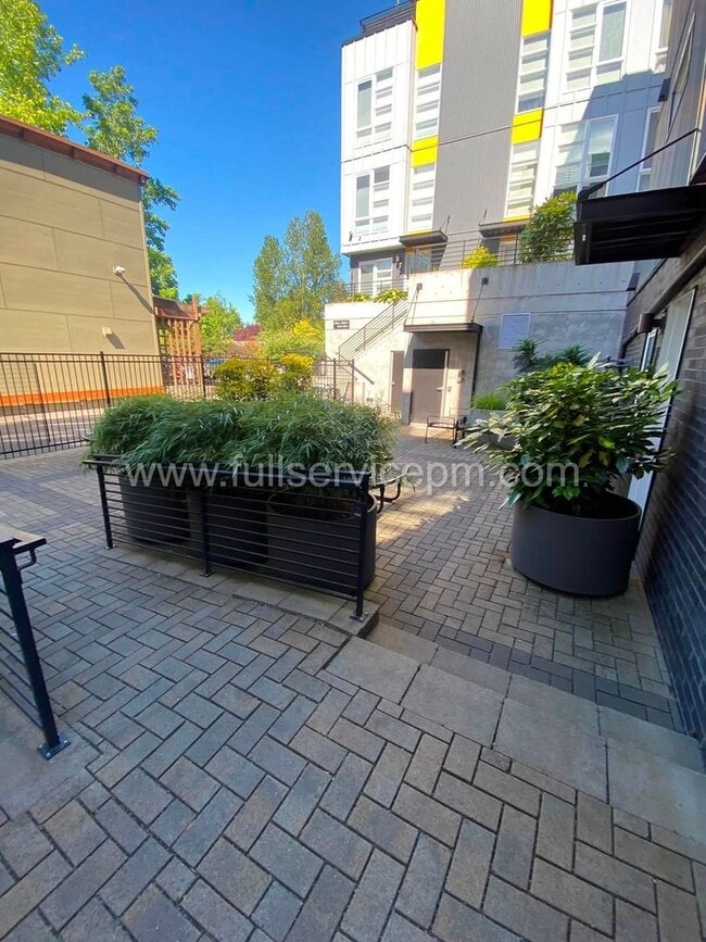 Building Photo - Modern Live/Work Northgate Townhome w/ Rooftop Deck, Luxury Bosch Kitchen & Dual Suites