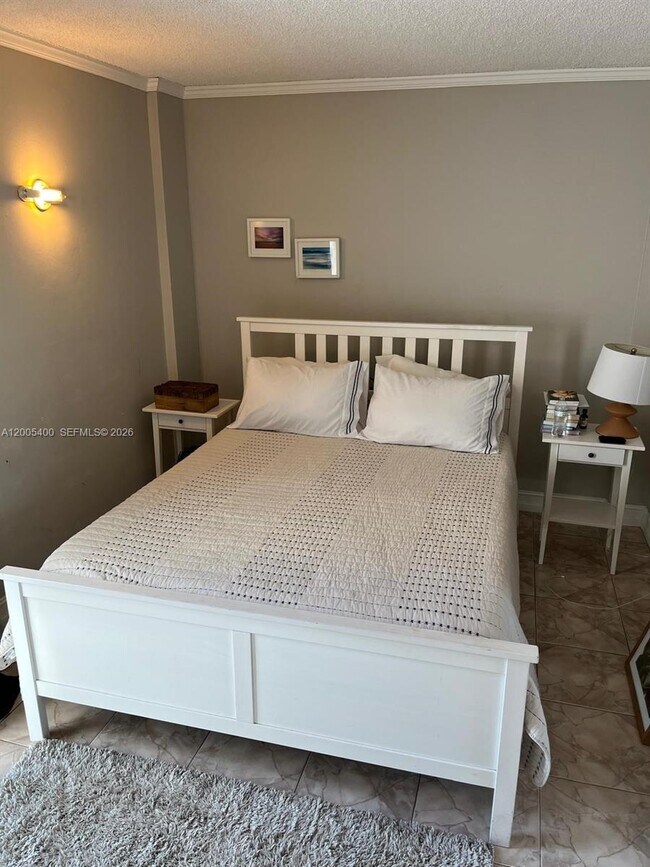 Building Photo - 3475 N Country Club Dr