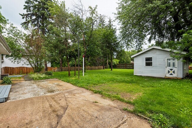 Building Photo - 1819 Elmwood Dr