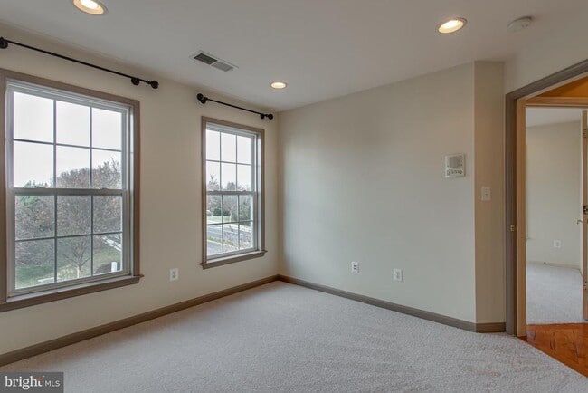Building Photo - 22000 Avonworth Square