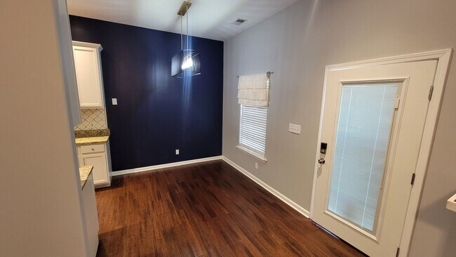 Building Photo - A 3 Bedroom Home Right Off Westport Road