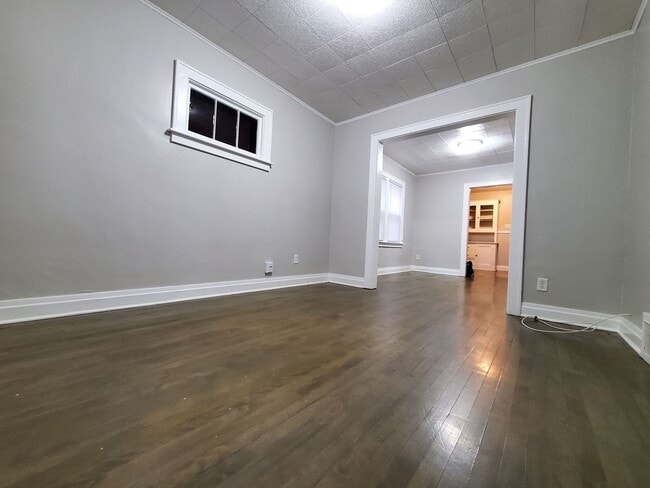 Building Photo - Renovated 2 Bedroom 1 Bathroom In East Chi...