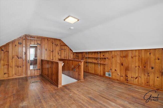 Building Photo - $1350 3 bedrooms