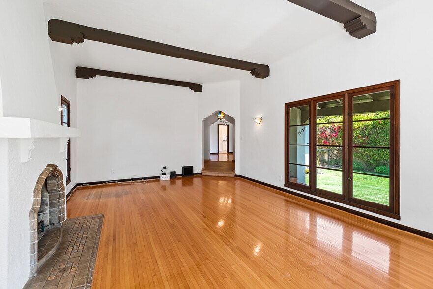 Building Photo - 10733 Wellworth Ave