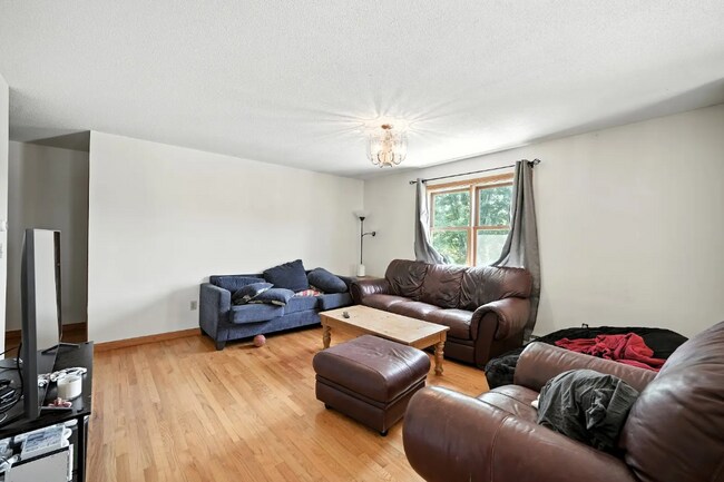 Building Photo - 39 Valley Ln