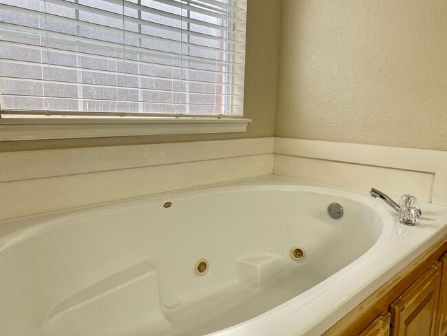 Building Photo - Wonderful 3 Bed, 2 Bath Home in Moore, OK