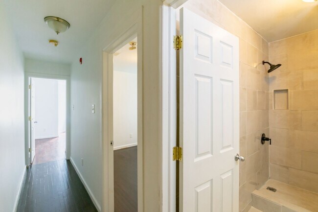 Building Photo - 305 N 41st St