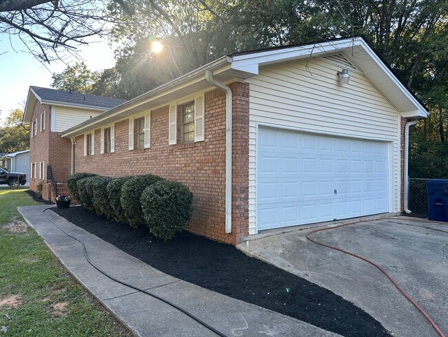 Building Photo - 3241 Bomar Rd