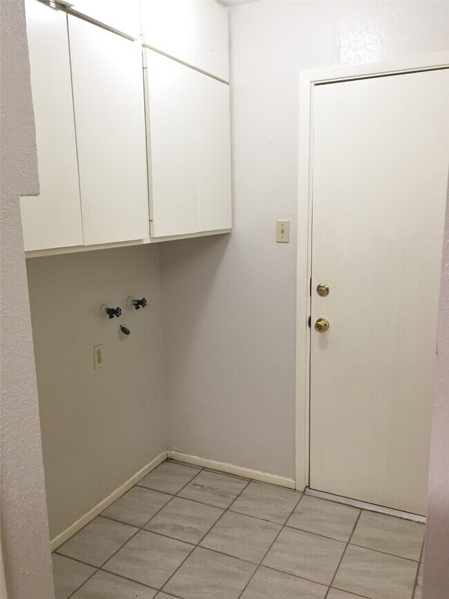 Building Photo - 22815 Merrymount Dr