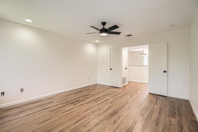 Building Photo - 8801 Piney Creek Bend