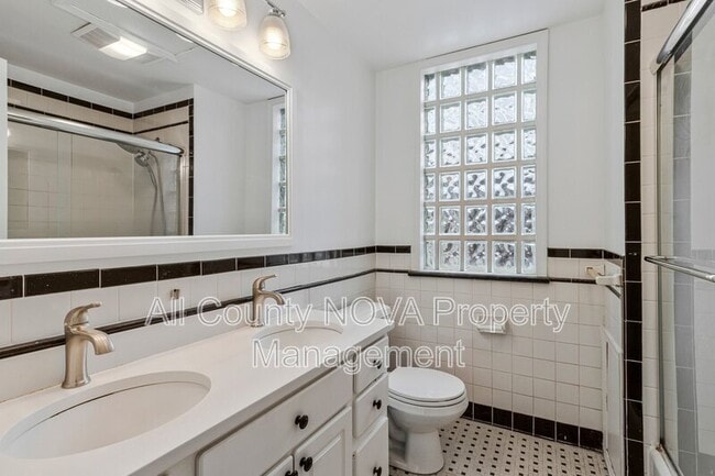 Building Photo - 123 E St SE