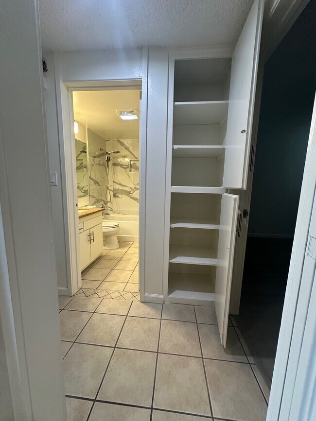 Building Photo - 537 Evergreen St