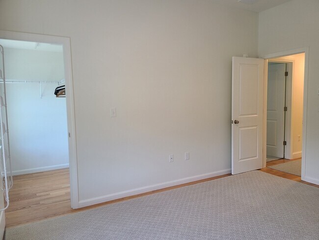 Building Photo - 138 Elm St