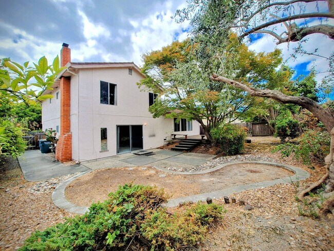 Building Photo - Spacious 4bd Tri-Level Home w/Central Heat...