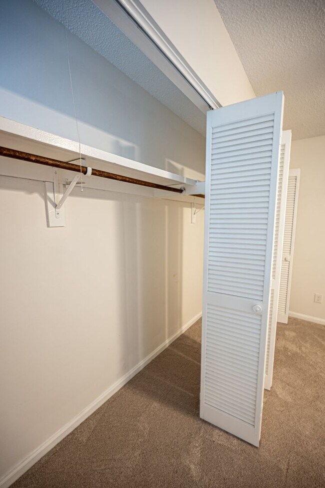 Building Photo - Beautifully Updated 2-Bedroom Condo in Fiv...