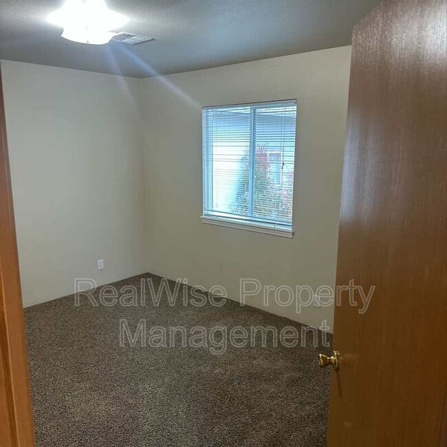 Building Photo - 228 SW Westholm Ave