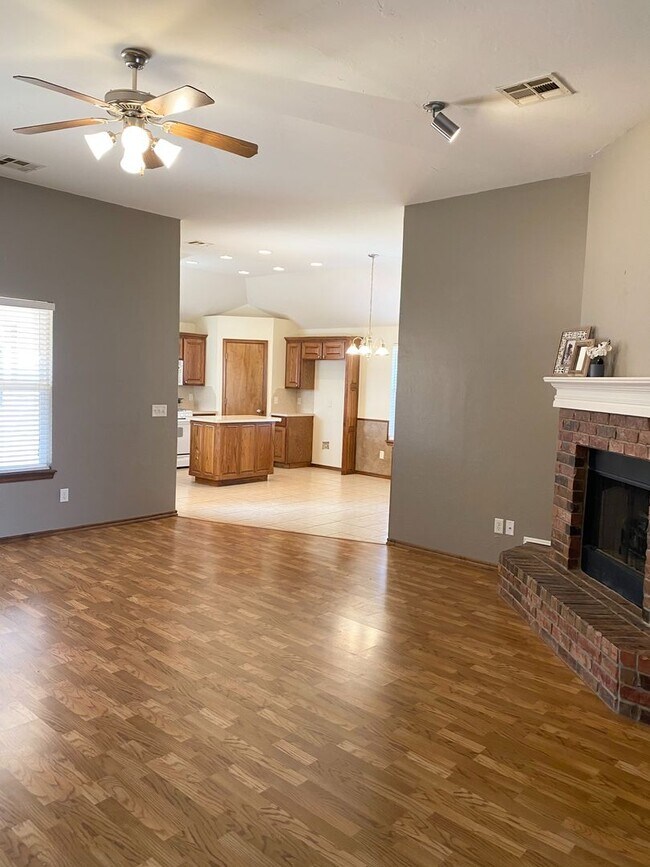 Building Photo - Beautiful 3 bed, 2 bath Home in East Moore with Bonus Room!
