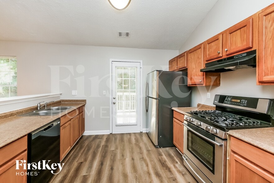 Building Photo - 10668 Daisy Cove