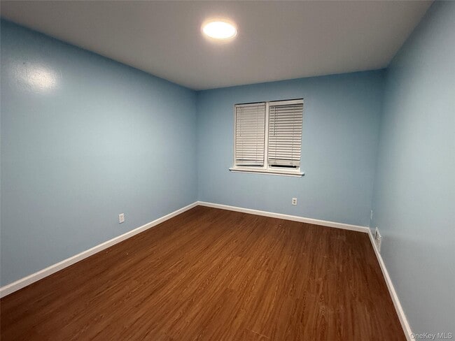 Building Photo - 733 Warwick St