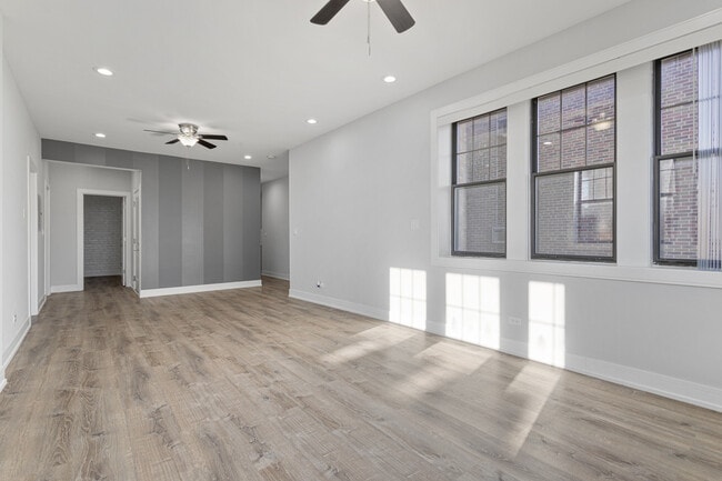 Building Photo - 7626 N Eastlake Terrace