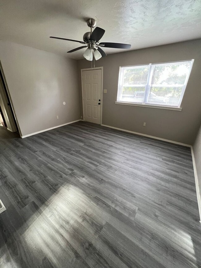 Building Photo - 2 Bed 1 Bath House