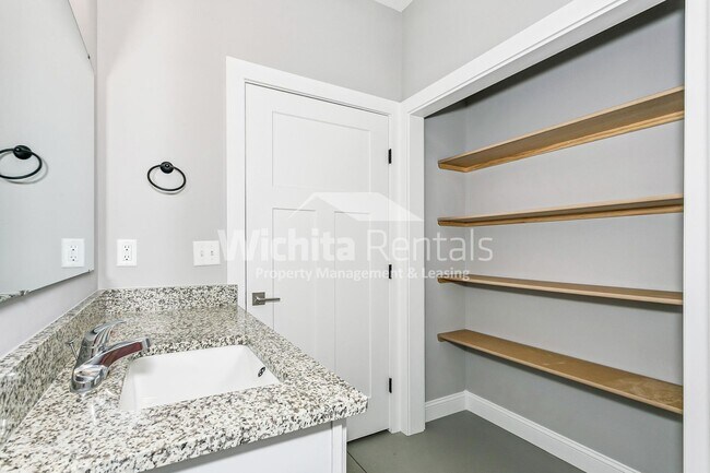 Building Photo - 1006-1006 W 55th St S