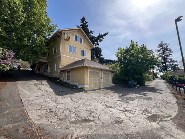 Building Photo - Studio apartment near WWU!