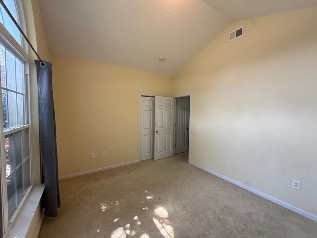 Building Photo - 2302 Clandon Dr
