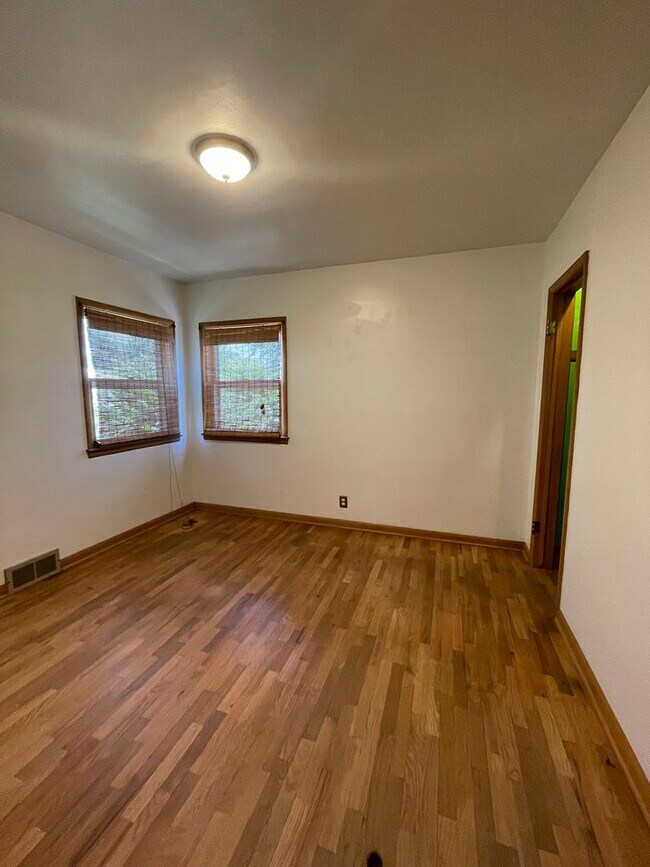 Building Photo - Charming Home w/ Fenced Yard in Central Lo...