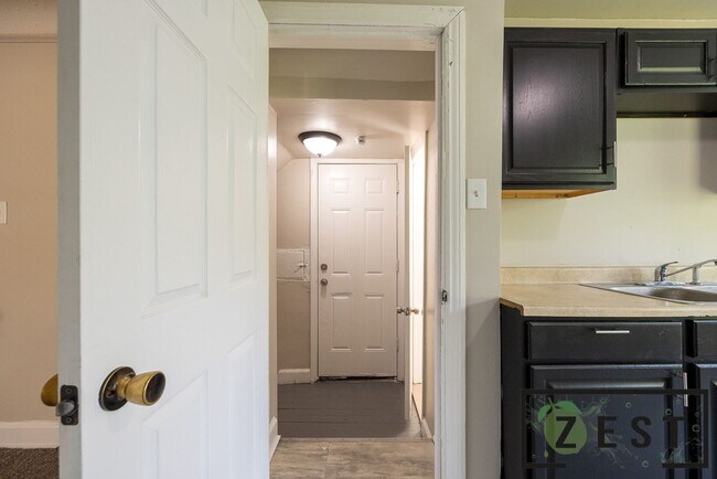 Building Photo - BEAUTIFUL 3 BD 1.5 BATH HOME!