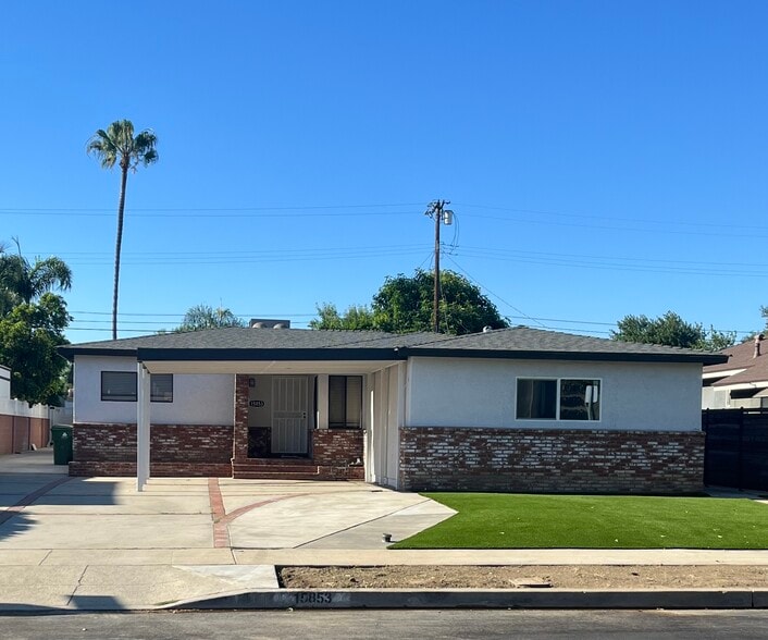 Front - 15853 Stare St