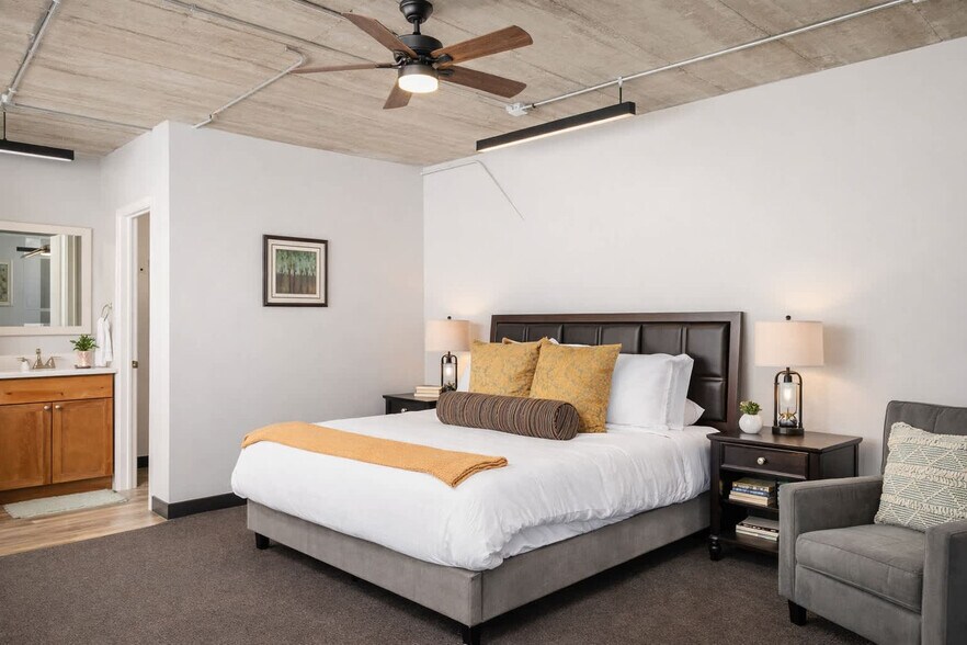 Building Photo - 219 S Badger Ave