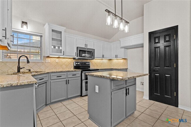 Building Photo - 418 Canoe Dr