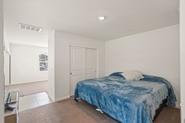 Building Photo - Multi-Generational Home!
