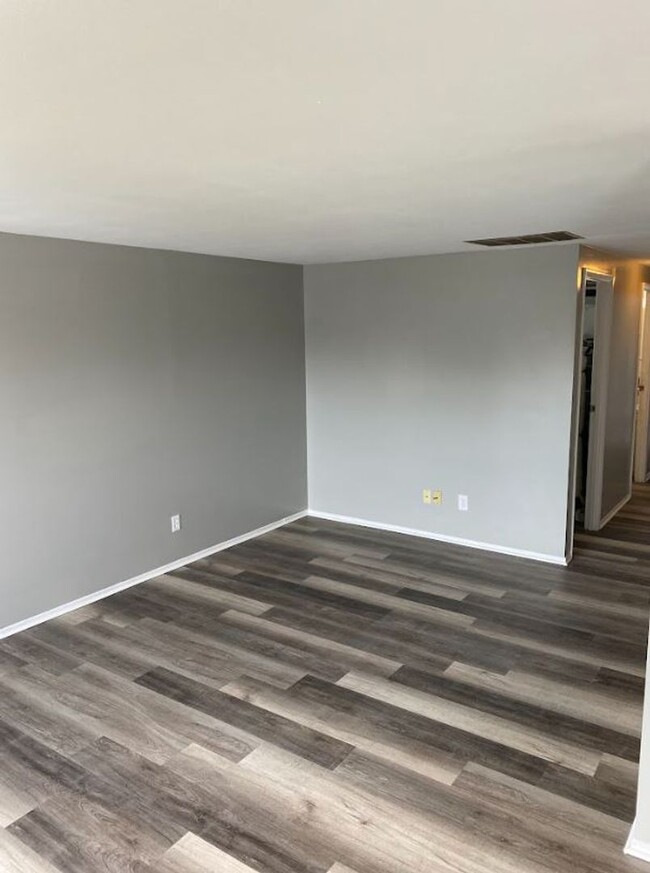 Building Photo - Renovated townhome! 3 beds, 2 baths, best ...