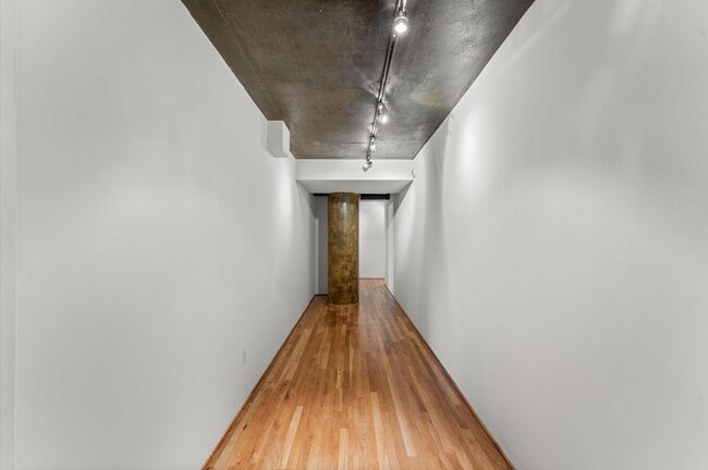 Building Photo - 1005 S Shepherd Dr