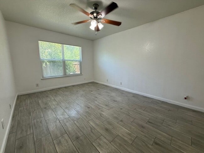 Building Photo - Nice One Story 3 Bedroom 2 Bath Home Backing to a Greenbelt! Near Sea World