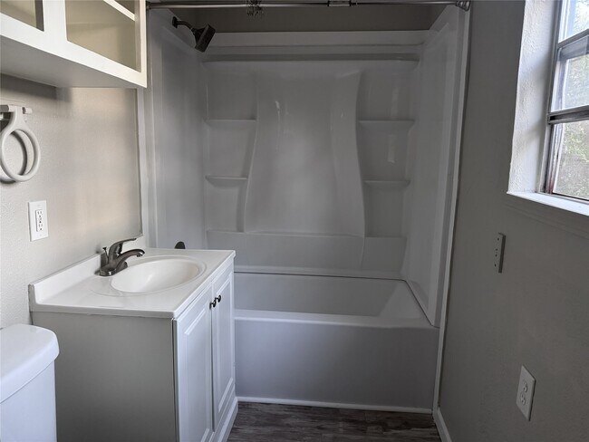 Building Photo - 600 St Lawrence River Rd