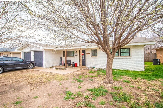 Building Photo - PRELEASING! Newly Remodeled 4 bed near LCU...