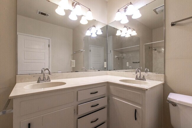 Building Photo - 1227 Ector St