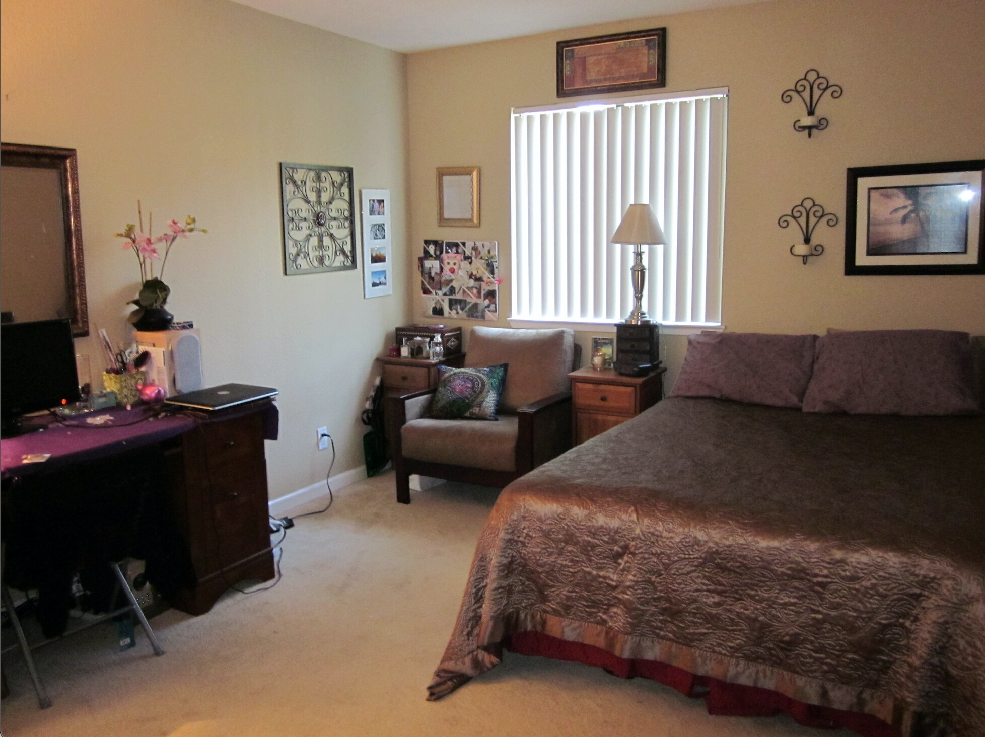 Bedroom (furnished) - 880 E Fremont Ave